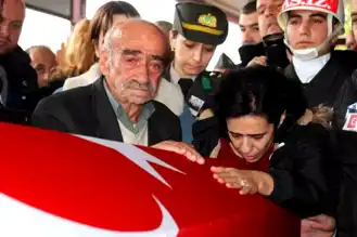 Genç Teğmen, Gözyaşlarıyla Toprağa Verildi