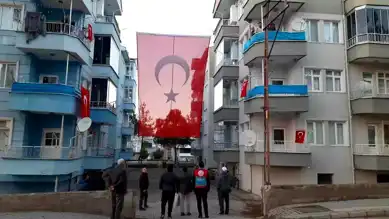 Helikopter Kazasında Şehit Düşen Askerin Evi Bayrakla Donandı
