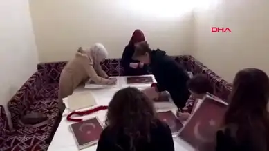 Eğirdir'de Kadınlar Keçeden Bayrak Örüyor