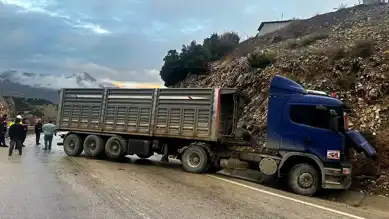 Eğirdir'de Otomobil-Tır Kazası: 3 Yaralı