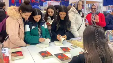 16 Yaşındaki Yazar Gül Akkulak, Kitap Fuarında Okurlarıyla Buluştu