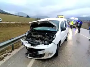 Isparta'da Polis Aracıyla Midibüs Çarpıştı: 2 Yaralı