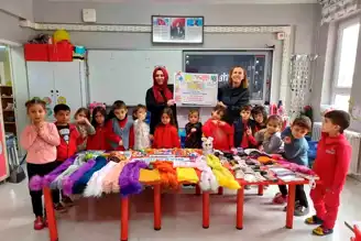 Miniklerden Depremzedelere Atkı Desteği