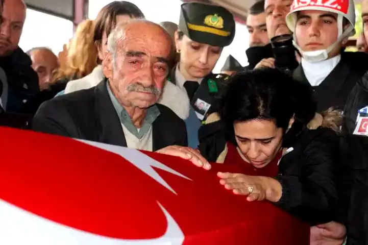 Genç Teğmen, Gözyaşlarıyla Toprağa Verildi