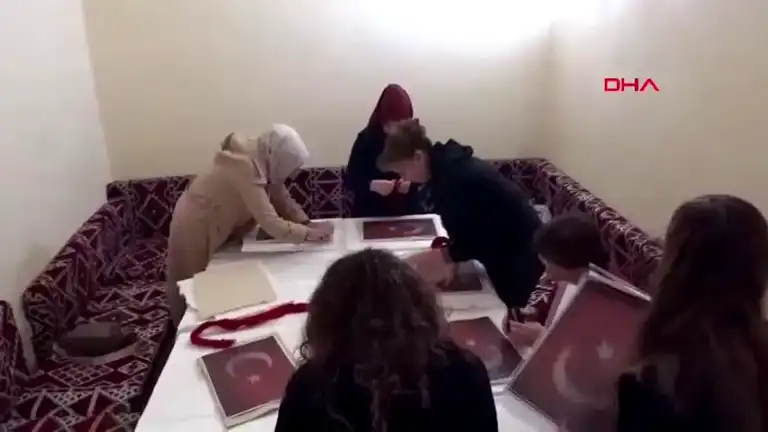 Eğirdir'de Kadınlar Keçeden Bayrak Örüyor