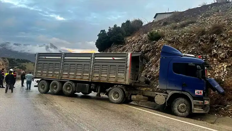 Eğirdir'de Otomobil-Tır Kazası: 3 Yaralı
