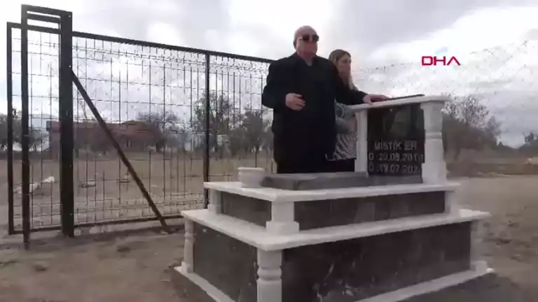 Görme Engelli Adamın Sadık Dostuna Anıt Mezarı