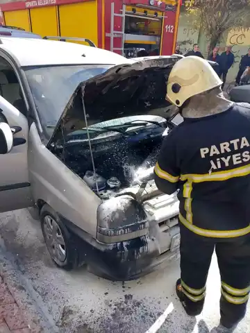 Isparta'da Araçta Ani Yangın