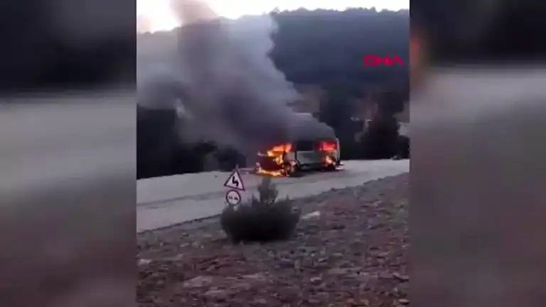 Isparta'da Minibüste Yangın: 15 İşçi Kurtarıldı